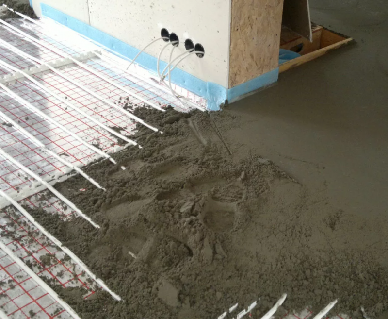 Монтаж теплых водяных полов в бетонной стяжке