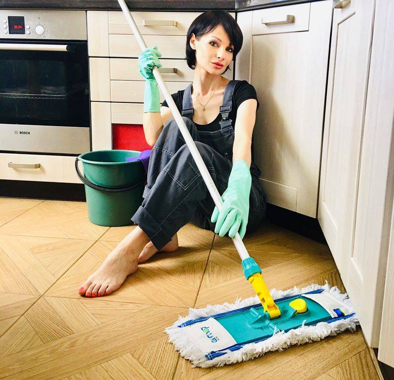 Почему нельзя мыть пол вечером и другие приметы про уборку