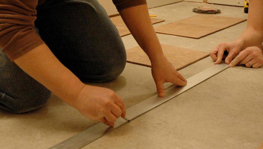 Положить плитку на пол