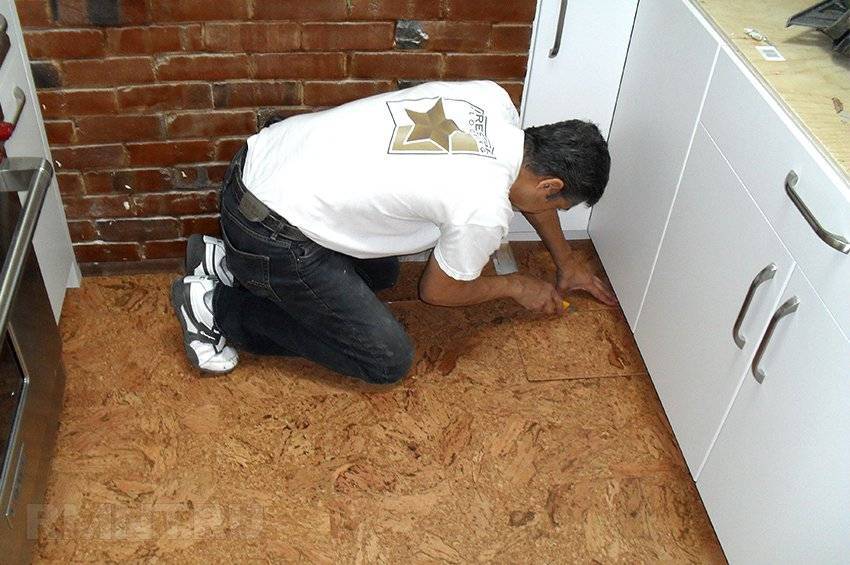 Укладка пробкового пола двумя разными способами и последующий уход за ним