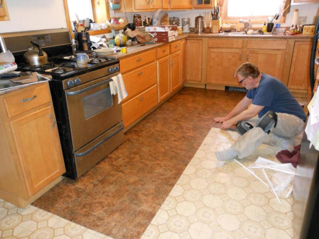 Как разгладить линолеум после перегиба