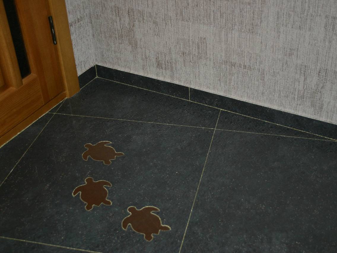 Керамический плинтус: как выбрать и приклеить своими руками, инструкция