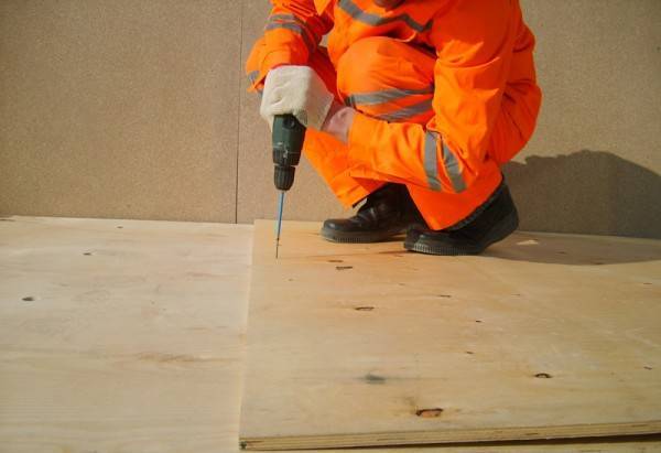 Фанера на бетонный пол: выбираем оптимальные материалы и самостоятельно их укладываем