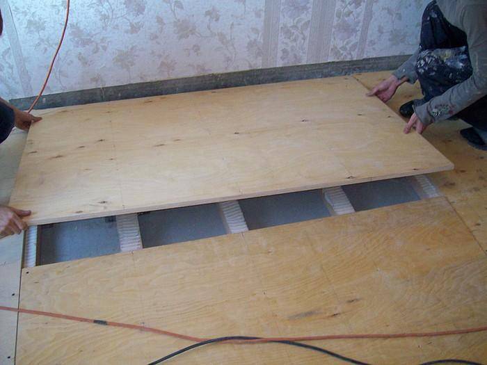 Процесс укладки фанеры под линолеум на деревянный пол