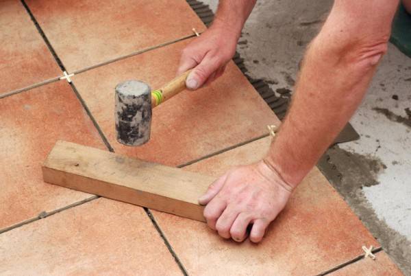 Как класть плитку на деревянный пол