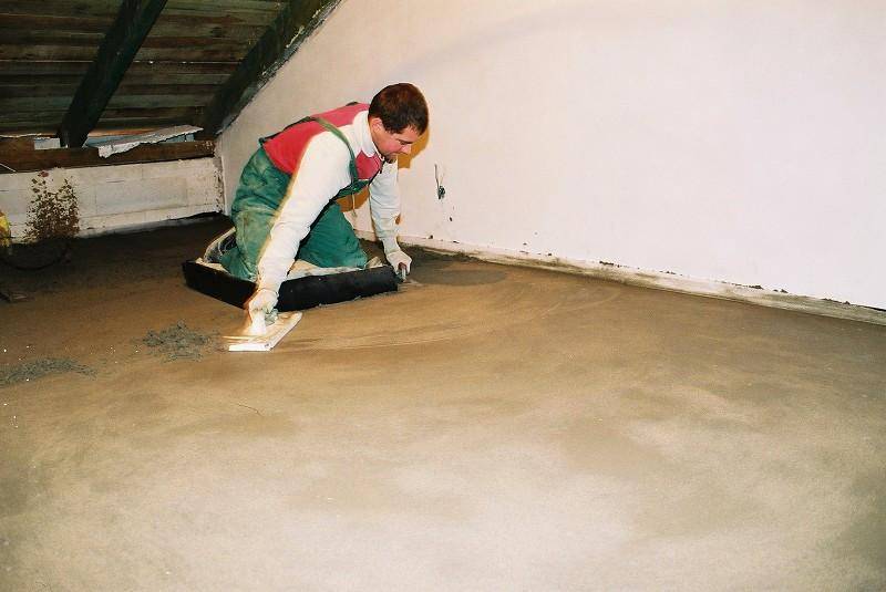 Как выровнять деревянный или бетонный пол в квартире своими руками под плитку, линолеум — читайте все нюансы