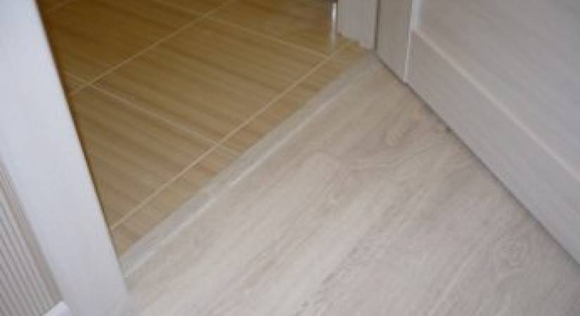 Демонтаж старого и установка нового деревянного дверного порога