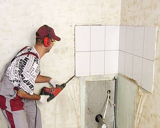 Грамотный демонтаж плитки со стен