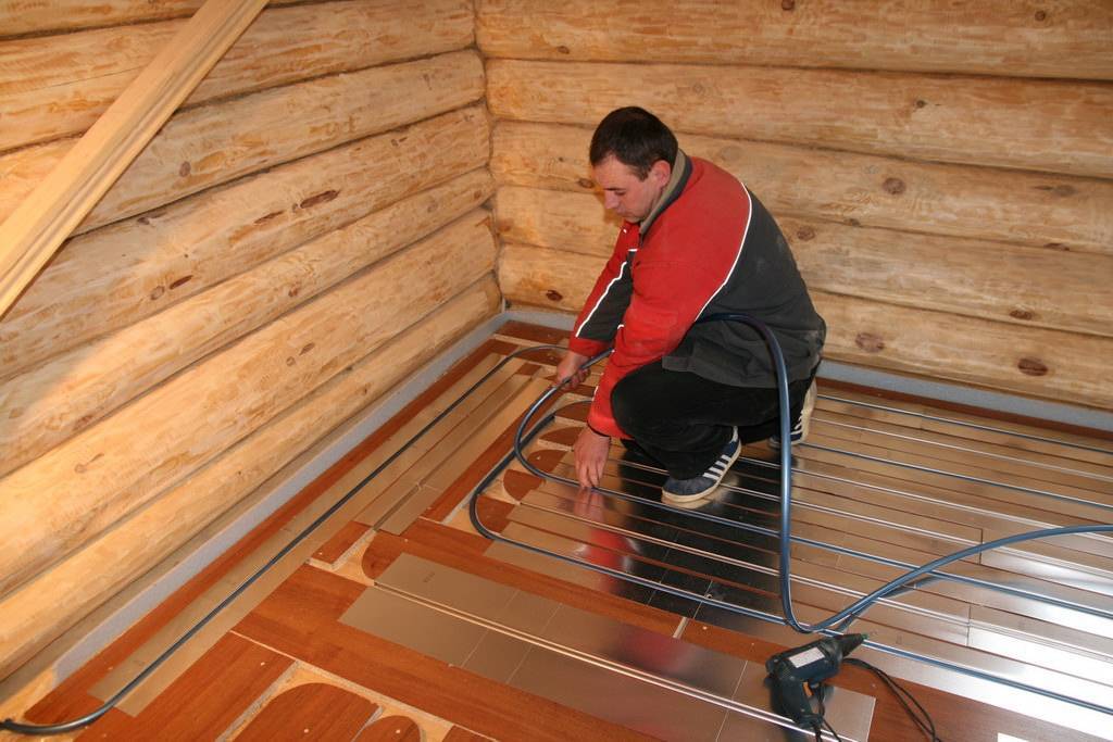 Сухой теплый пол: водяной теплый пол без стяжки под ламинат, плитку, в деревянном каркасном доме, установка своими руками