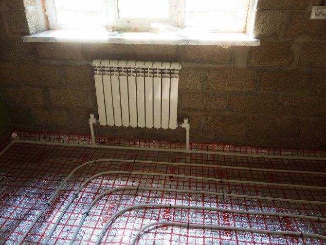 Отопление дома теплыми полами: расчет системы без радиаторов, плюсы и минусы устройства без батарей, условия использования как единственный источник тепла