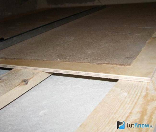 Двп на пол под линолеум: как стелить на деревянный пол на клей правильно, как положить, чем приклеить, как класть на бетонный пол, фото и видео