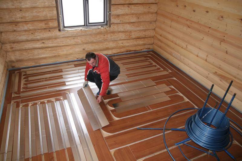 Как сделать тёплый пол на деревянном полу в частном доме — варианты устройства + инструкция