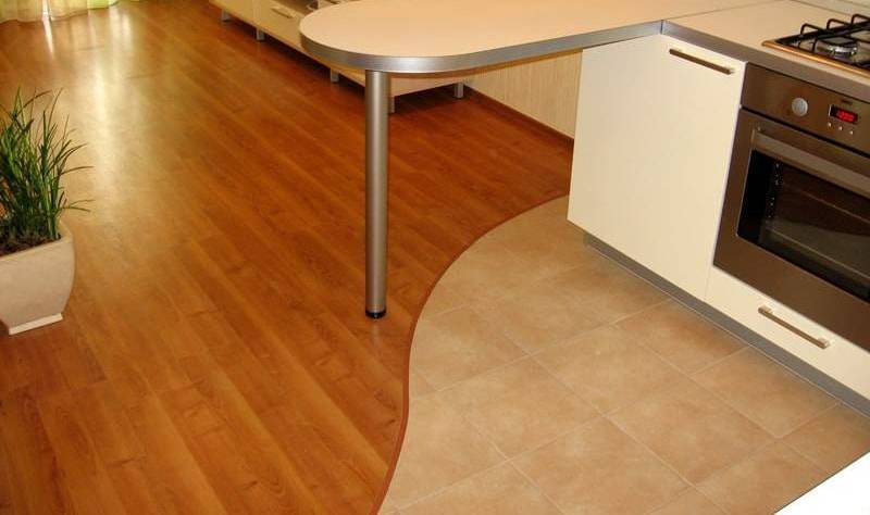 Что лучше: плитка или линолеум на кухне, в коридоре, в столовой