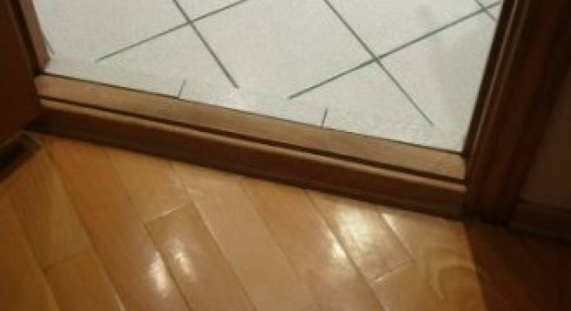 Демонтаж старого и установка нового деревянного дверного порога