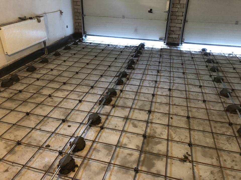 Как сделать бетонный пол в гараже: видео-инструкция по монтажу своими руками, чем правильно забетонировать, фото