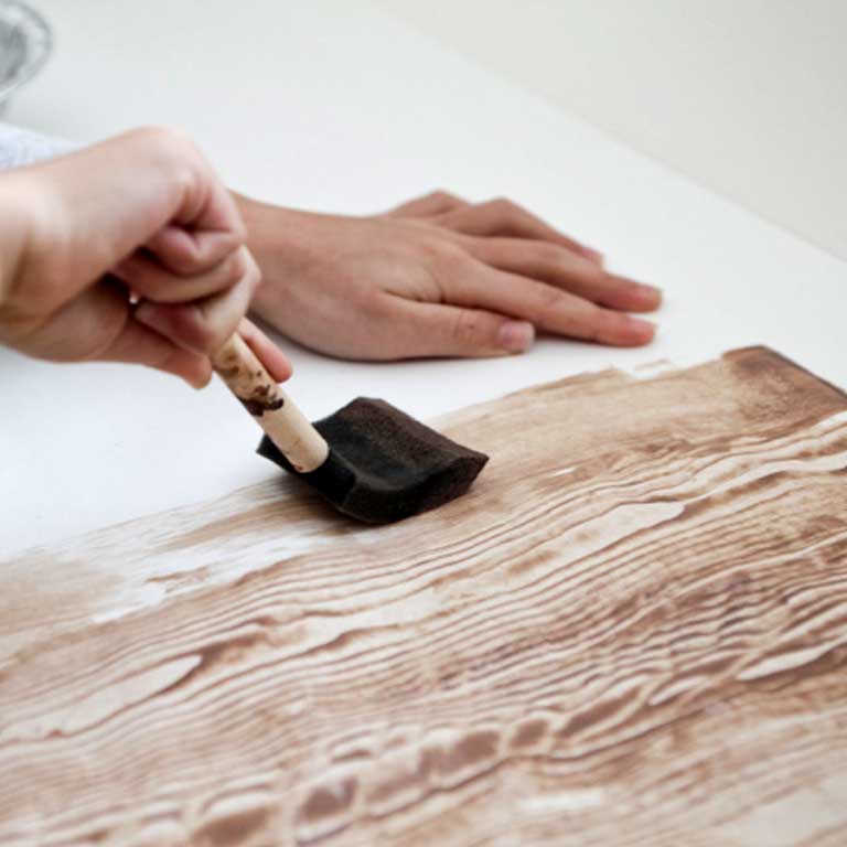 Как правильно покрыть лаком деревянный пол: выбор и нанесение состава