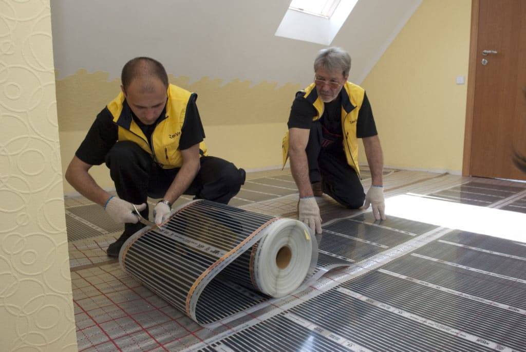 Укладка пленочного теплого пола