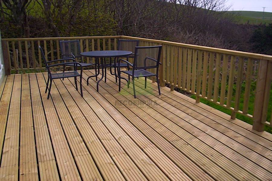 Террасная доска на балконе – варианты укладки на пол