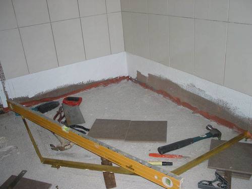 Как сделать стяжку пола под плитку в ванне