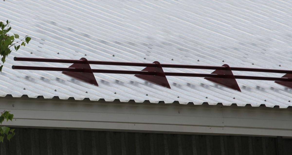 Зачем нужны снегозадержатели на крыше