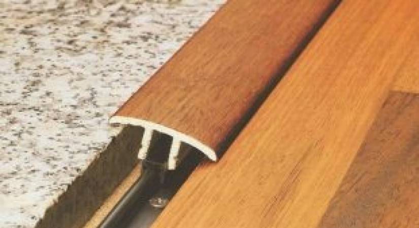 Демонтаж старого и установка нового деревянного дверного порога