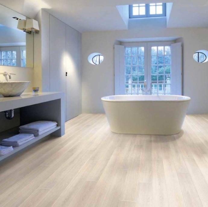 Каковы основные требования к ламинату в ванной комнате + отличия водостойкого, влагостойкого и пластикового покрытия