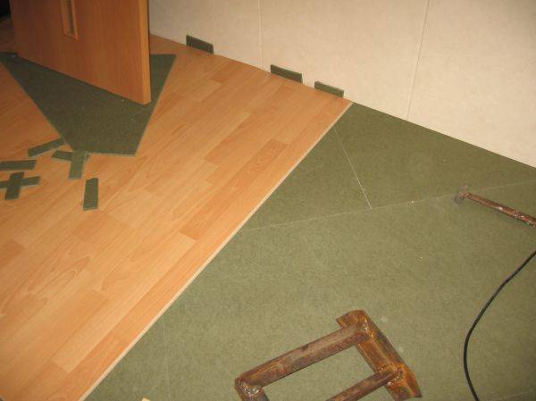 Как положить ламинат на бетонный пол: 3 способа выравнивания и технология укладки
