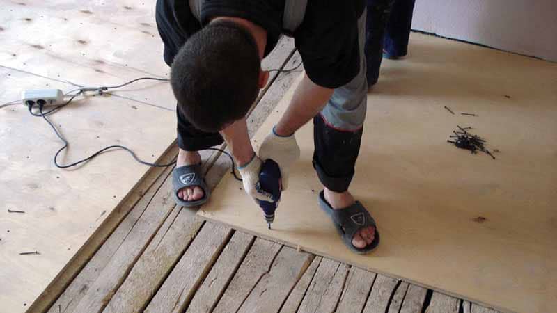 Как положить плитку на деревянный пол: способы, технология укладки