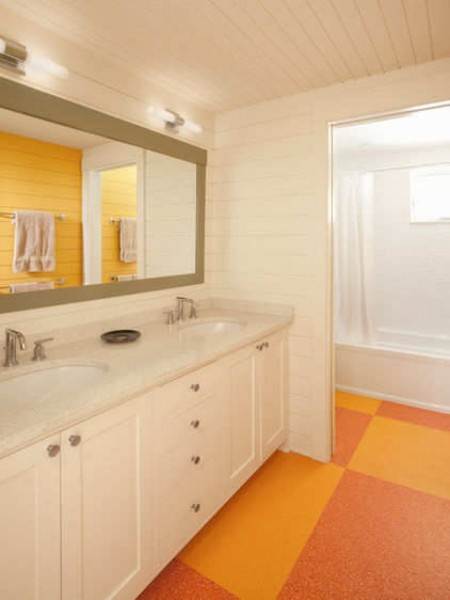 Линолеум для ванной комнаты в деревянном доме и квартире: преимущества +Видео