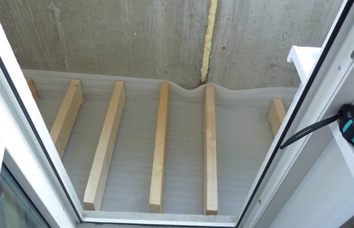 Как положить пол на балконе