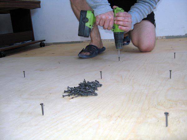 Как стелить фанеру на деревянный пол