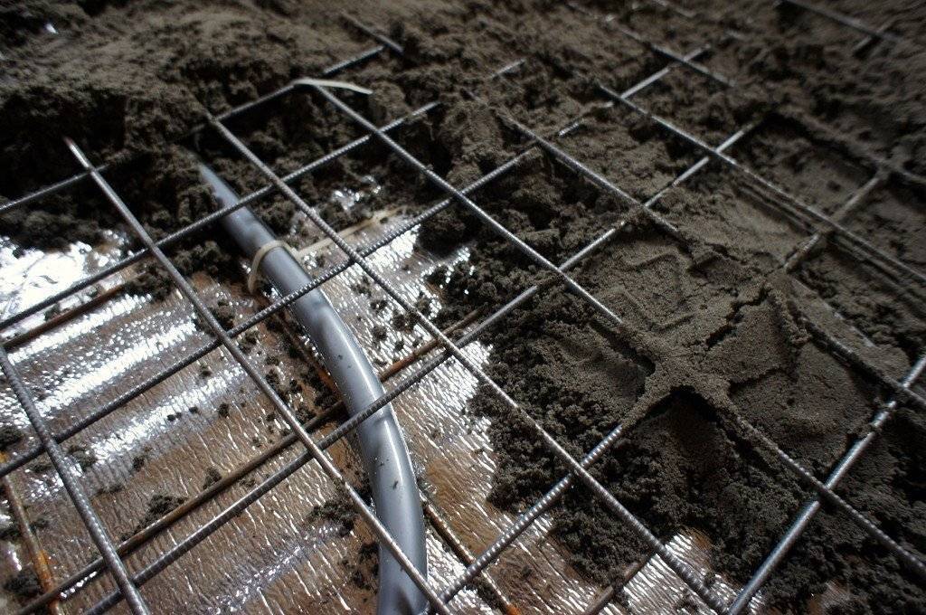 Сетка армирующая для стяжки пола – виды и способы использования