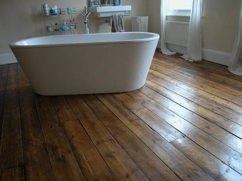 Влагостойкие полы в ванной деревянного дома