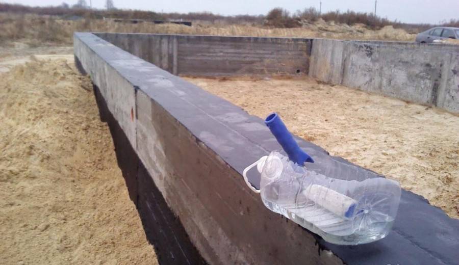 Гидроизоляция фундамента своими руками: методы и правила работы +Видео