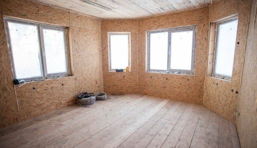 Чем заделать швы между фанерой на полу