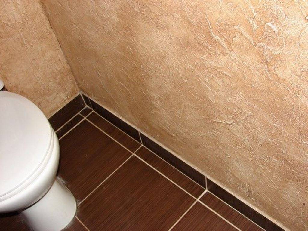 Плинтус в ванную комнату на пол