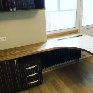 Угловой стол-подоконник: сочетание уюта и функциональности в интерьере
