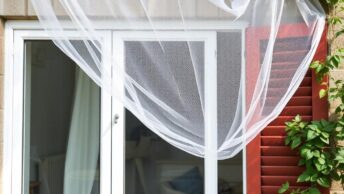 Москитная сетка на окно: простое решение для спокойной ночи и свежего воздуха