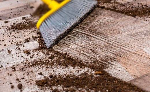 Чем отмыть линолеум после ремонта от въевшейся грязи, побелки, краски: 7 эффективных способов
