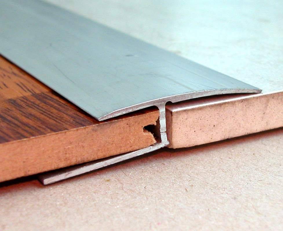 Что лучше на кухне плитка или ламинат