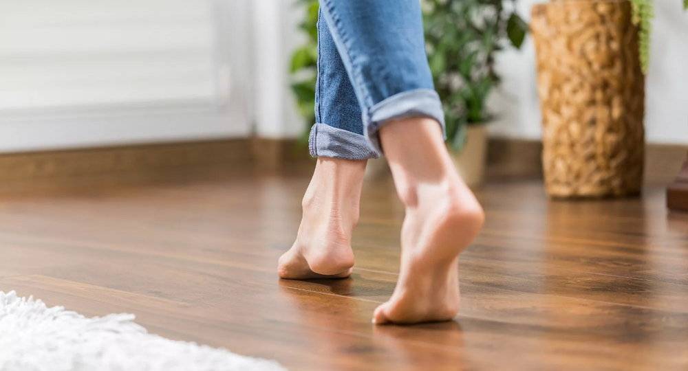 Прогибы в ламинатном покрытии – это действительно норма или мой мастер меня обманывает?