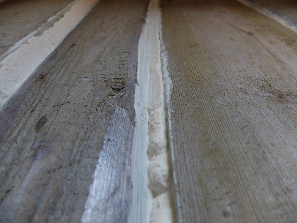 Щели в деревянных полах: чем можно заделать образовавшиеся щели в деревянном полу, и варианты заделки щелей