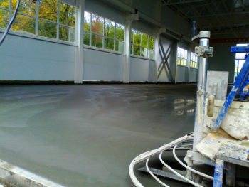 Могут ли упрочнители помочь сделать крепкий бетонный пол в автомастерской?
