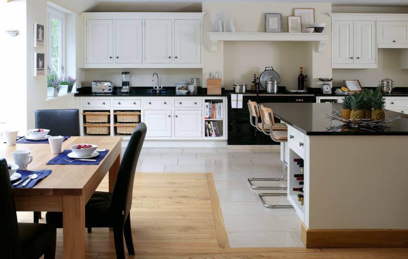 Комбинированный пол из плитки и ламината: фото на кухне, прихожей, гостиной