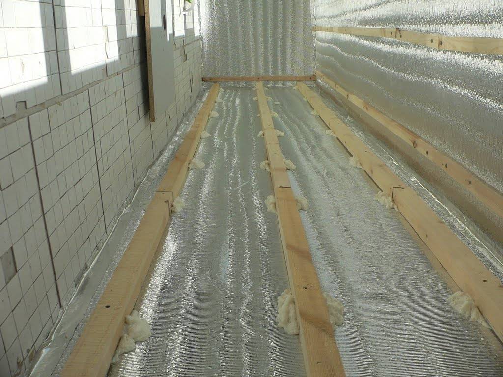 Теплоизоляция бетонного и деревянного пола: сравнительный обзор методов утепления