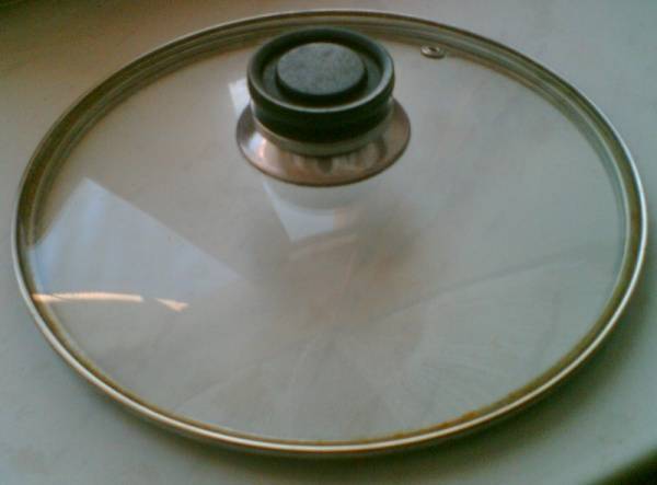 Как быстро отмыть труднодоступные места стеклянной крышки от кастрюли или сковородки?