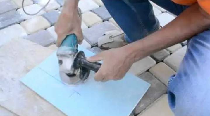 Как резать плитку болгаркой без сколов правильно: прямой распил, под углом 45° и вырезание отверстий