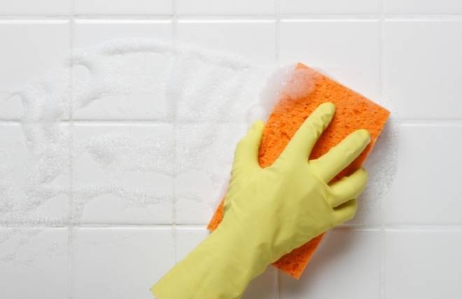Чем помыть плитку в ванной чтобы она блестела