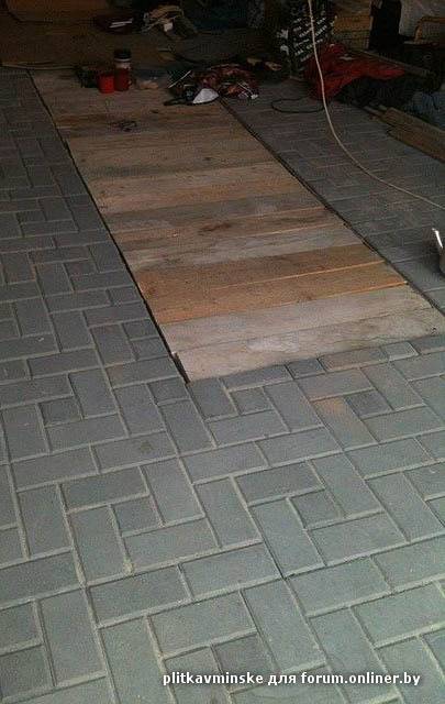 Укладка тротуарной плитки в гараже — разбираемся по порядку