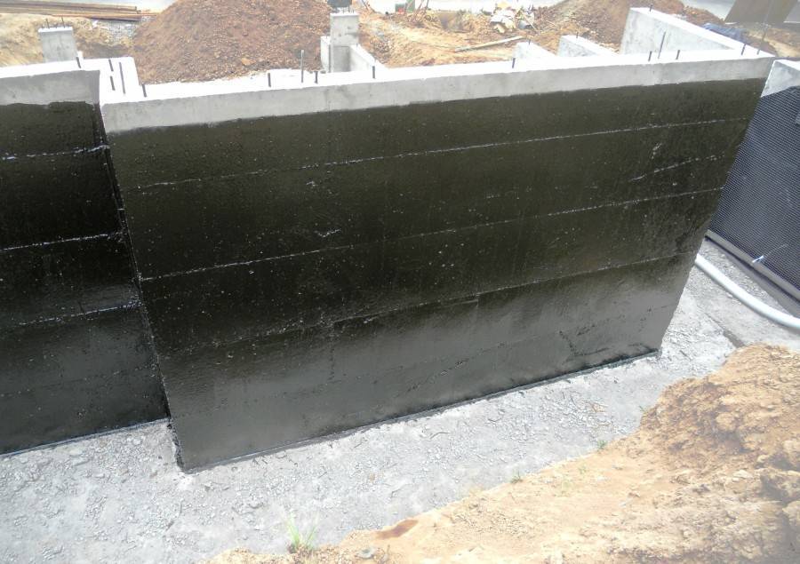 Гидроизоляция фундамента своими руками: методы и правила работы +Видео